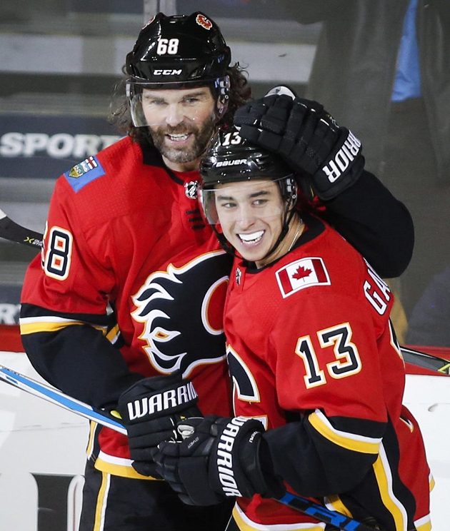 Legendární útočník Jaromír Jágr se dočkal po návratu do NHL vstřeleného gólu. V utkání s Detroitem mu na první trefu v dresu Calgary přihrál Johnny Gaudreau a společně pak trefu oslavili.