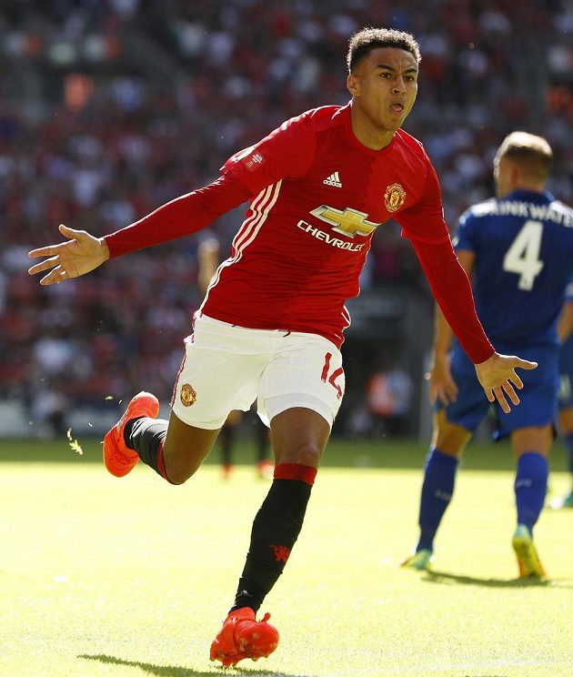 Jesse Lingard z Manchesteru United slaví svoji trefu v bitvě o Community Shield.