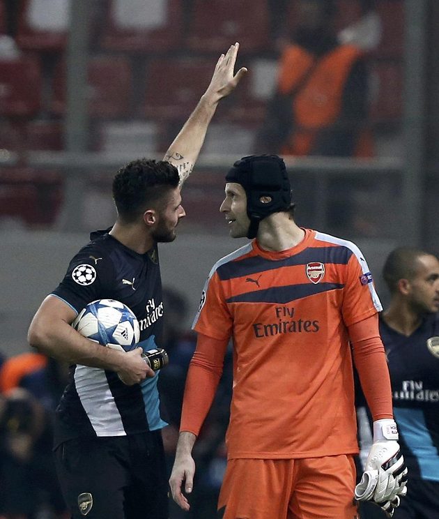 Střelec tří gólů Arsenalu Olivier Giroud a brankář Petr Čech se radují po výhře v Pireu.