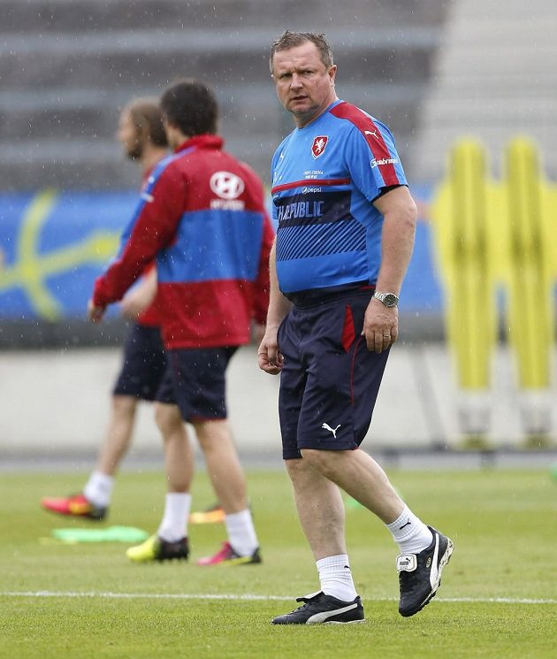 Pavel Vrba při tréninku české fotbalové reprezentace na ME ve Francii.