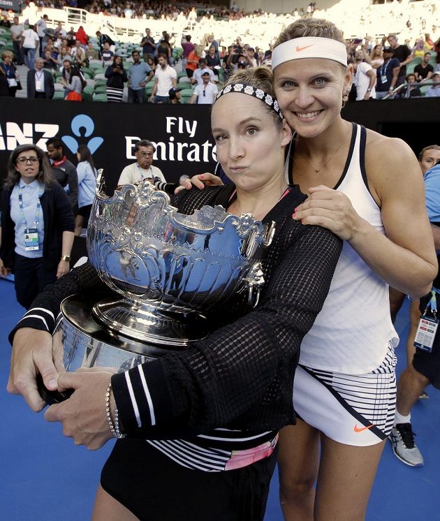 Bethanie Matteková-Sandsová (vlevo) a Lucie Šafářová se radují z triumfu v Melbourne.