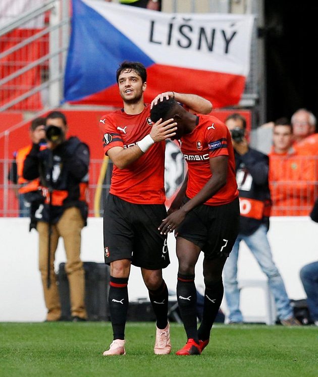 Clement Grenier (vlevo) z Rennes a autor branky proti Jablonci Ismaila Sarr.