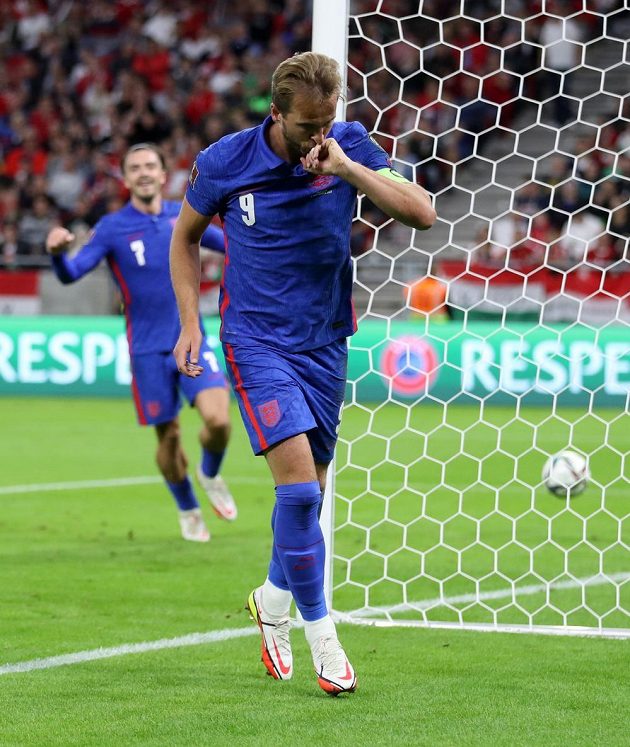 Anglický fotbalový útočník Harry Kane slaví gól, který vstřelil na půdě Maďarska v kvalifikaci MS 2022.