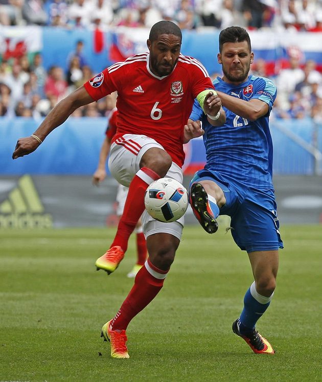 Ashley Williams z Walesu (vlevo) v souboji o míč se Slovákem Michalem Ďurišem.