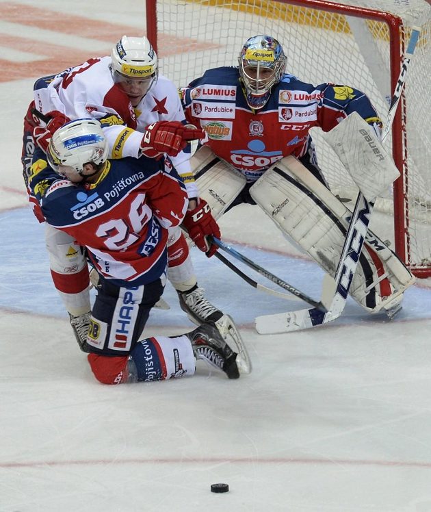 Jakub Langhammer (vlevo) ze Slavie a Jan Semorád a Július Hudáček (vpravo) z Pardubic.