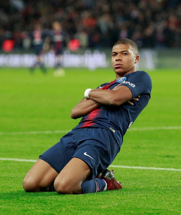 Devatenáctiletá hvězda Kylian Mbappé se ve francouzské fotbalové lize blýskl čtyřmi góly během 13 minut a pomohl PSG k vítězství 5:0 nad Lyonem.