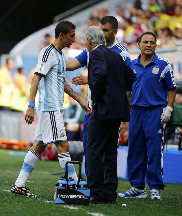 Argentinská komplikace. Ángel Di María musel ve čtvrtfinále s Belgií předčasně ze hry. Už v první půli ho střídal Enzo Pérez.