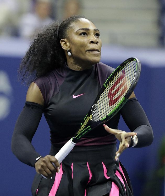 Američanka Serena Williamsová při utkání s krajankou Vaniou Kingovou ve druhém kole US Open.