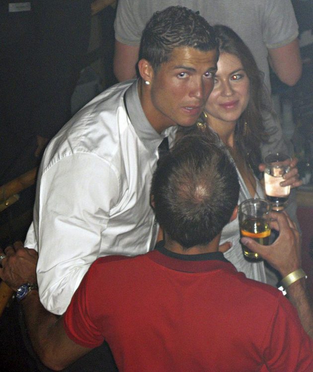 Cristiano Ronaldo na snímku z června roku 2009 v nočním klubu v Las Vegas s Kathryn Mayorgaovou, která později obvinila slavného fotbalistu ze znásilnění.