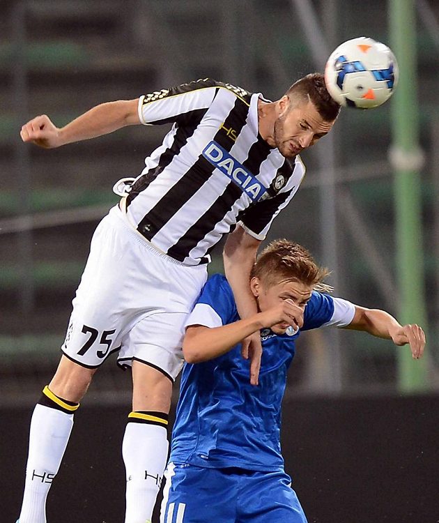 Thomas Heurtaux z Udine v hlavičkovém souboji o míč s libereckým Martinem Frýdkem (v modrém dresu).