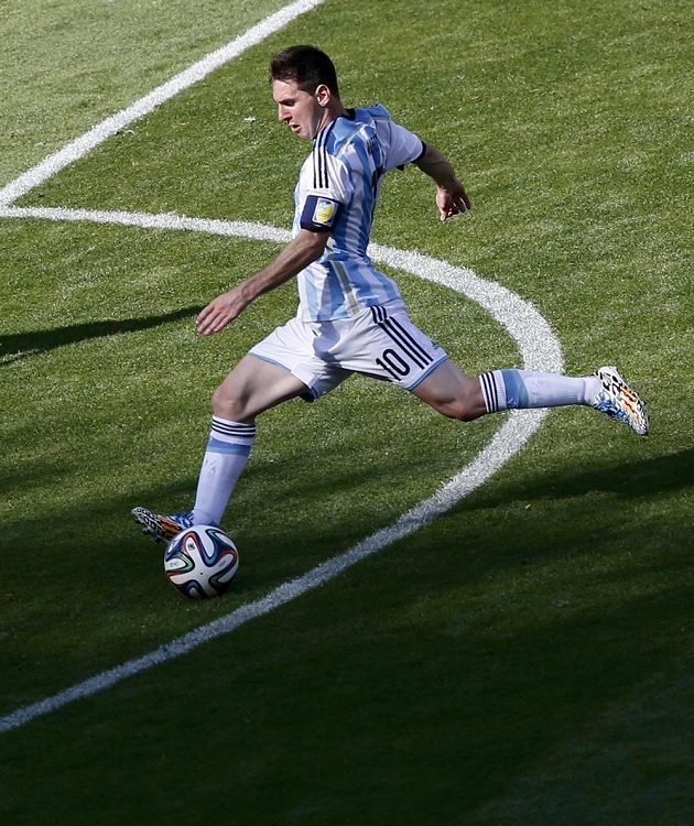 Argentinec Lionel Messi se dostává do dobré šance, jeho střela v 60. minutě ale nakonec o kousek minula íránskou branku.