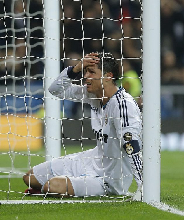 Cristiano Ronaldo z Realu nechápe, jak mohl v El Clásicu zahodit stoprocentní šanci.