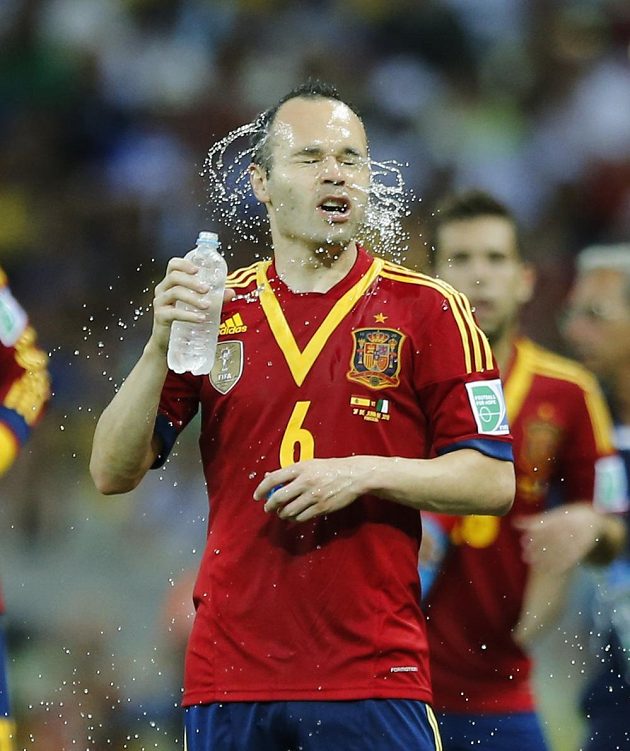 Španěl Andrés Iniesta se osvěžuje během prodloužení semifinálového duelu Poháru FIFA proti Itálii.