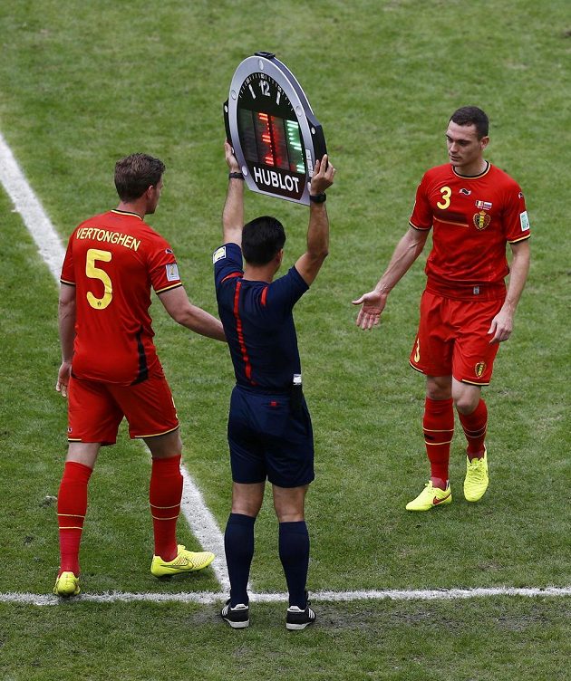 Zraněný Thomas Vermaelen (vpravo) opouští trávník v duelu s Ruskem. Jeho místo v belgické sestavě zaujal Jan Vertonghen.
