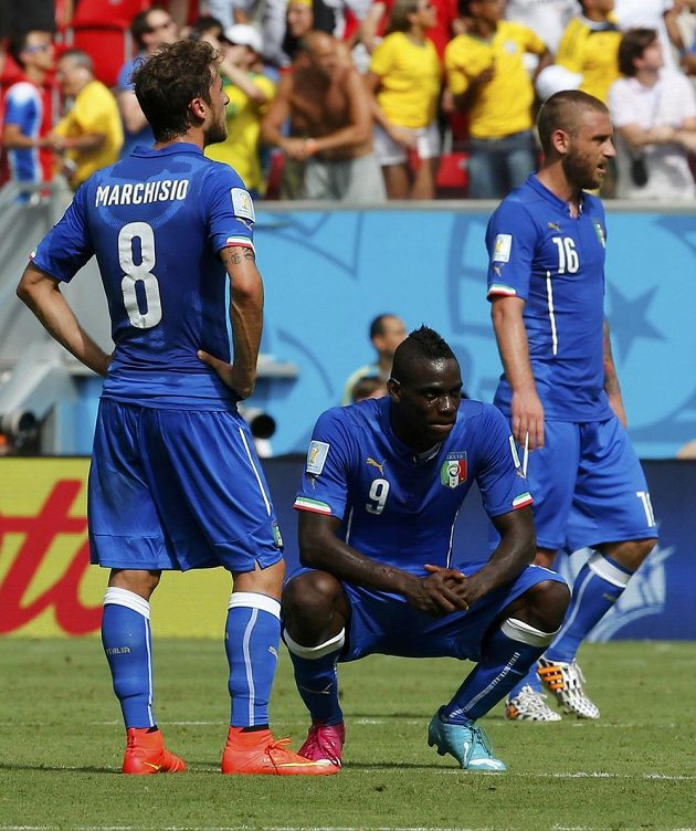 Italští fotbalisté (zleva) Claudio Marchisio, Mario Balotelli a Daniele De Rossi krátce po inkasovaném gólu v utkání s Kostarikou.