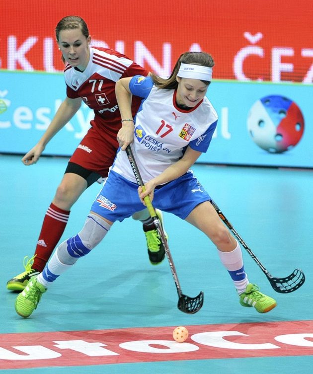 Zleva Rebecca Hermannová ze Švýcarska a Hana Sládečková během souboje o bronz na MS florbalistek.