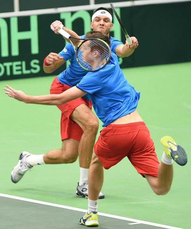 Čeští tenisté Adam Pavlásek a Jiří Veselý v daviscupové čtyřhře proti Austrálii.