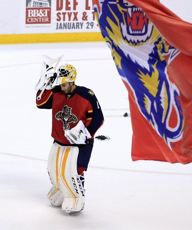 Kanadský brankář Roberto Luongo (1) pochytal v zápase Floridy proti New Yorku Rangers všech 40 střel a slaví své 71. čisté konto v NHL.