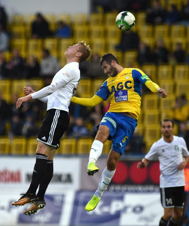 Vlevo Filip Panák z Karviné a Admir Ljevakovič z Teplic ve vzdušném souboji o míč v utkání 11. kola.