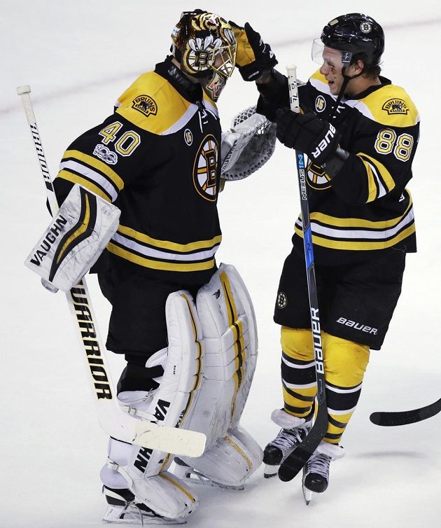 David Pastrňák (88) z Bostonu gratuluju brankáři Tuukku Raskovi (40) k čistému kontu v zápase s Tampou Bay.