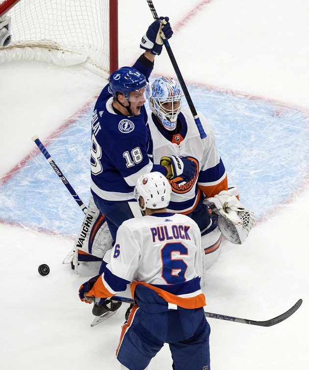 Útočník Tampy Bay Ondřej Palát (18) se raduje poté, co byl překonán brankář Islanders Thomas Greiss (1), přihlíží Ryan Pulock (6).