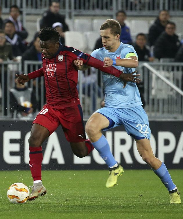 Záložník Slavie Tomáš Souček se snaží prosadit v souboji s fotbalistou Bordeaux Samuelem Kaluem v utkání Evropské ligy.