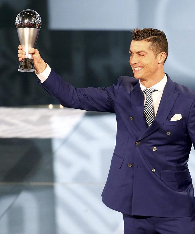Cristiano Ronaldo poté, co byl v Curychu vyhlášen nejlepším fotbalistou roku 2016.