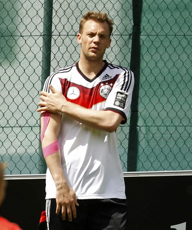 Německá brankářská jednička Mauel Neuer se drží za poraněné rameno během přípravného kempu.