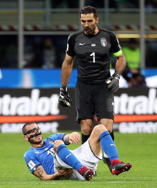 Italská brankářská legenda Gianluigi Buffon se spoluhráčem z reprezentace Leonardem Bonuccim.