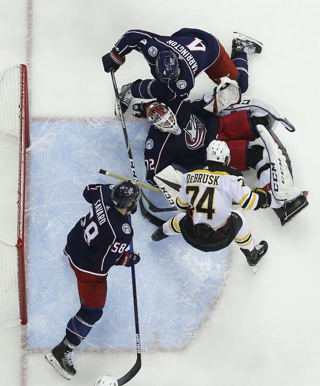 Brankář Columbusu Blue Jackets Sergej Bobrovskij se snažil zastavit puk po zakončení Jakea DeBruska z Bostonu v utkání play off NHL.