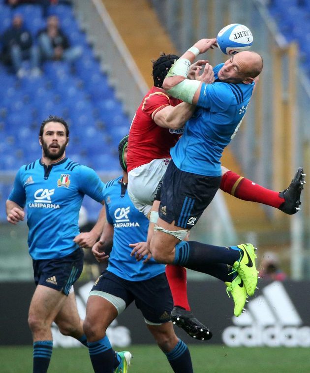 Bum! Vzdušná srážka Itala Sergia Parisse (vpravo) s Leighem Halfpennym z Walesu.