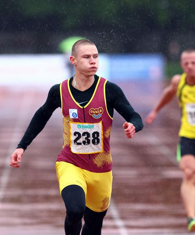 Pavel Maslák dobíhá do cíle v deštivém Kladně.