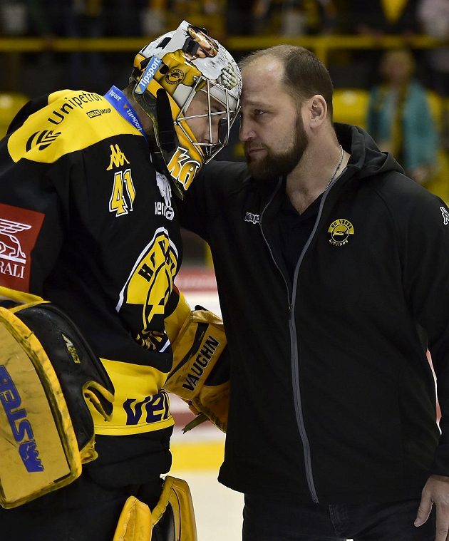 Brankář Litvínova Pavel Kantor a šéf realizačního týmu Litvínova Jiří Šlégr po úspěšném utkání baráže s Jihlavou.