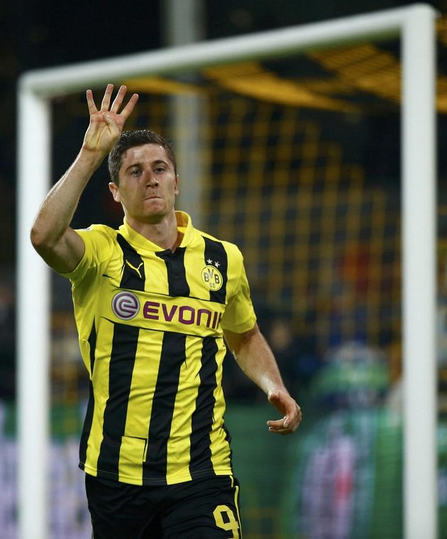Čtyři góly, naznačuje prsty Robert Lewandowski z Dortmundu, kolika trefami pokořil v Lize mistrů slavný Real Madrid.