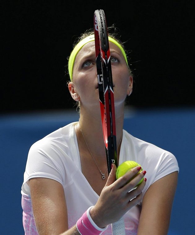 Petra Kvitová servíruje na Australian Open v zápase s Nizozemkou Richel Hogenkampovou.