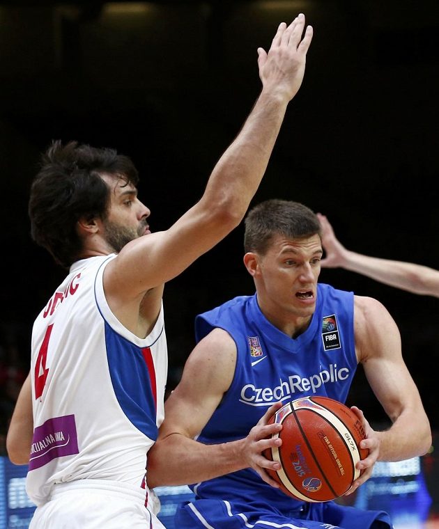 Český basketbalista Pavel Pumprla (vpravo) a Miloš Teodosič ze Srbska během čtvrtfinálového duelu ME.