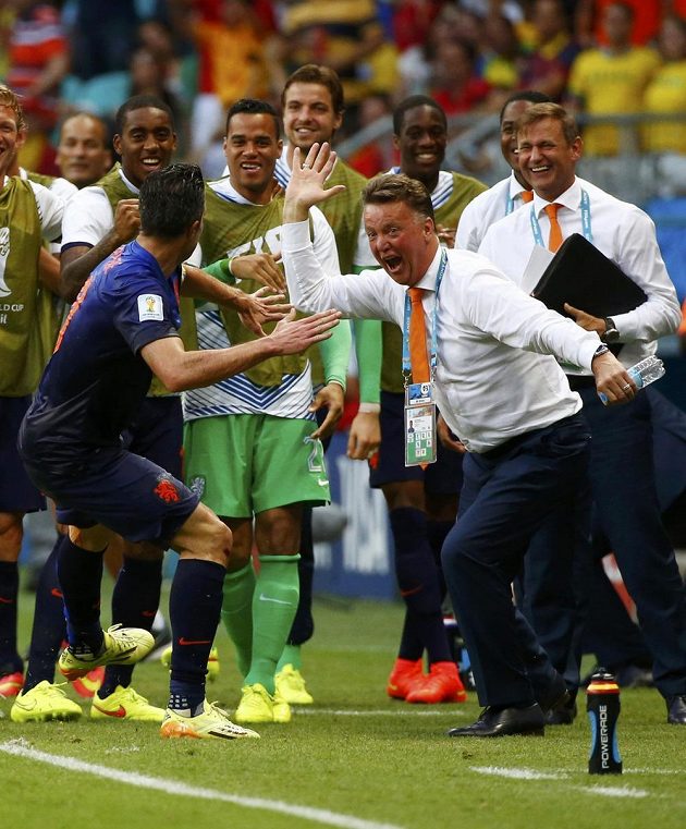 Robin van Persie jásá s koučem Nizozemců Louisem van Gaalem po vyrovnávací brance proti Španělům.