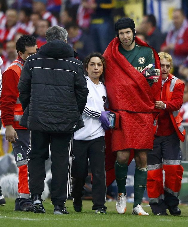 Zraněný gólman Chelsea Petr Čech střídá v úvodu semifinále Ligy mistrů proti Atlétiku Madrid.