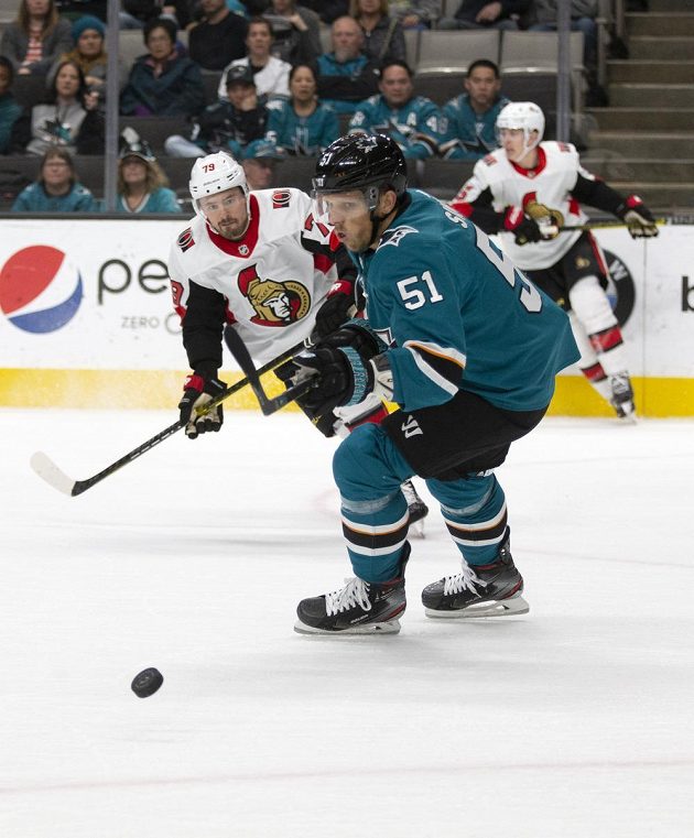 Obránce Radim Šimek si protáhne angažmá ve slavné NHL, když podepsal novou čtyřletou smlouvu se Žraloky ze San Jose. Na snímku je Šimek v utkání NHL s Ottawou Senators.