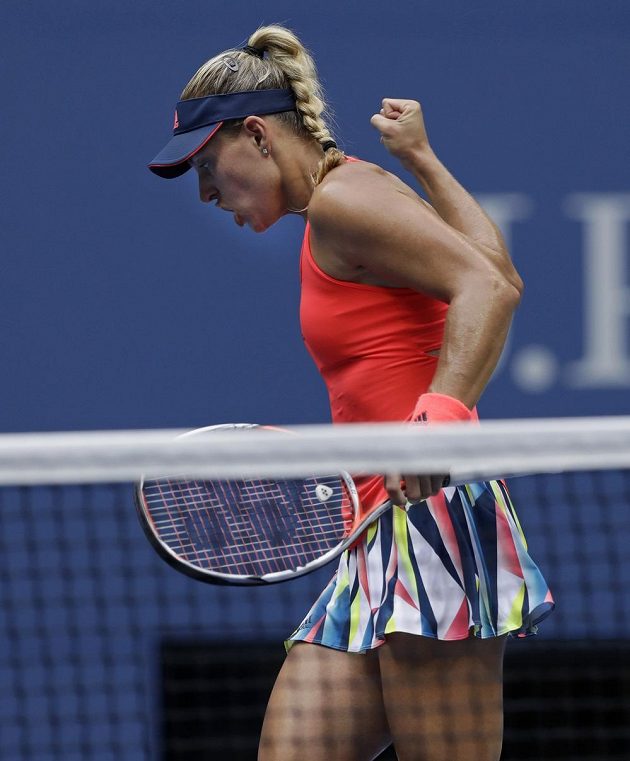 Němka Angelique Kerberová se raduje z dobrého míče ve finále US Open s Karolínou Plíškovou.