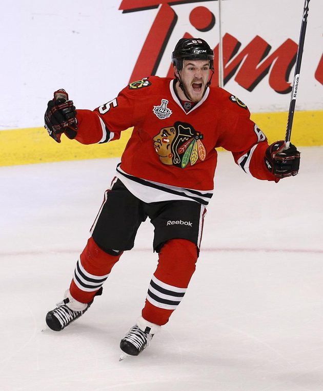 Andrew Shaw z Chicaga se raduje se své trefy, jíž ve třetím prodloužení úvodního finále Stanley Cupu rozhodl o výhře Blackhawks nad Bostonem.