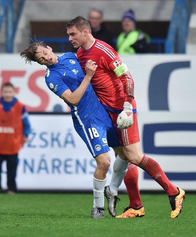 Zákrok olomouckého brankáře Miloše Buchty (vpravo) na libereckého útočníka Matěje Pulkraba v zápase 24. kola Synot ligy.