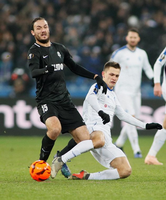 Autor prvního gólu Jablonce v utkání Evropské ligy s Dynamem Kyjev Martin Doležal v akci s Volodymyrem Šepelievem, který se jen snaží zastavit.