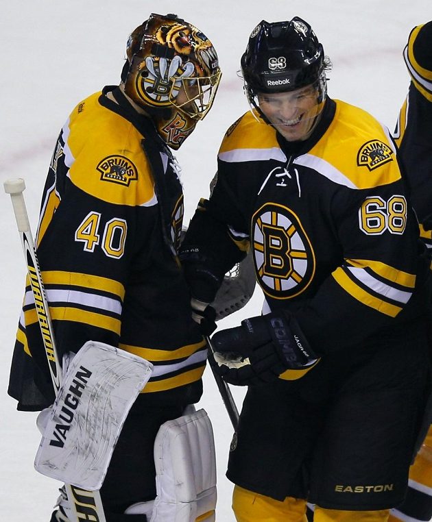 Útočník Jaromír Jágr a brankář Bostonu Tuukka Rask slaví vítězství nad New Jersey.