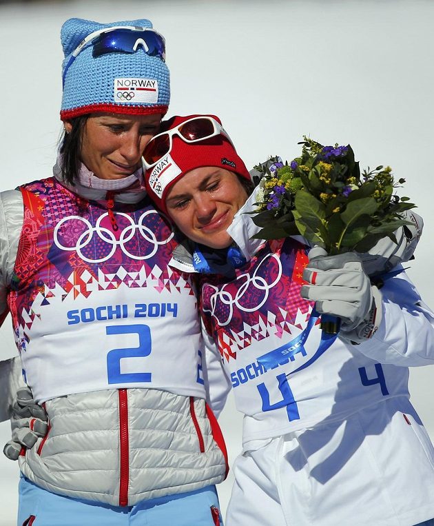 Norky Björgenová a Wengová pláčou nad osobní ztrátou své kolegyně při slavnostním ceremoniálu po olympijském skiatlonu.