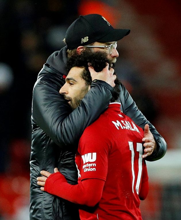 Německý manažer fotbalového Liverpoolu Jürgen Klopp utěšuje útočníka Salaha po domácí remíze s Leicesterem.