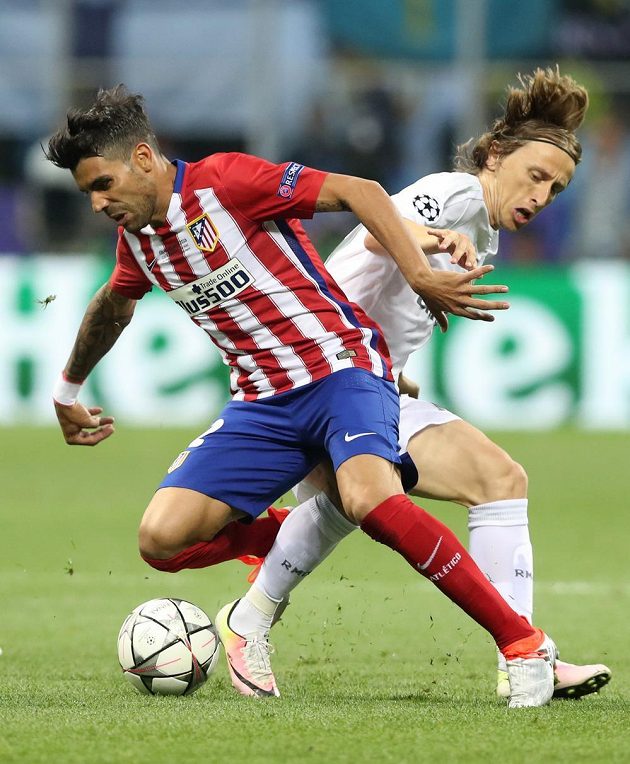Fotbalista Realu Madrid Luka Modrič v souboji Augustem Fernandezem z Atlétika ve finále Ligy mistrů.