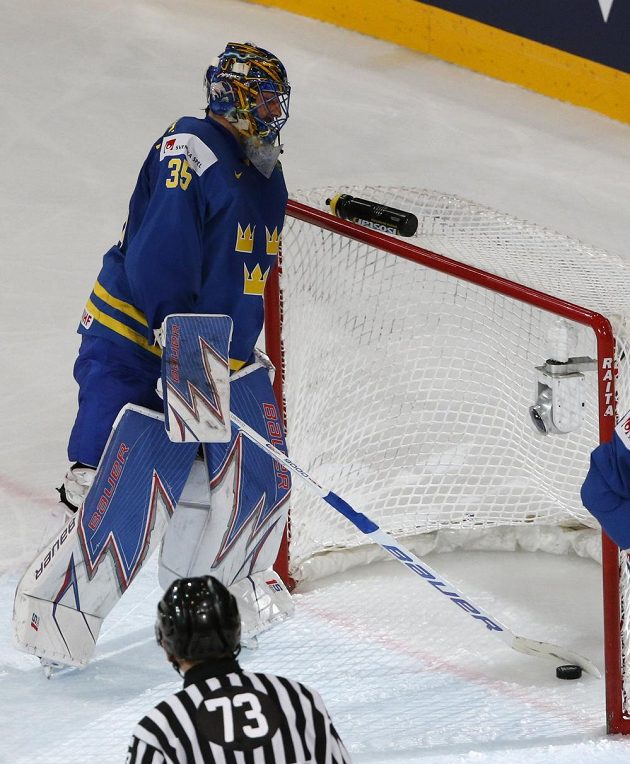 Švédský brankář Henrik Lundqvist a jeho zklamání po inkasované brance od Švýcarů.