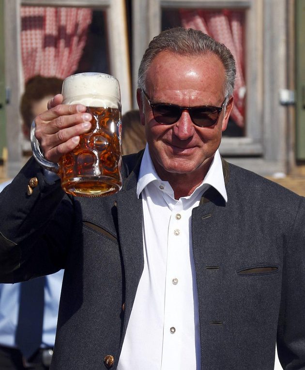 Točeným pivem nepohrdl na Oktoberfestu ani šéf Bayernu Mnichov Karl-Heinz Rummenigge.