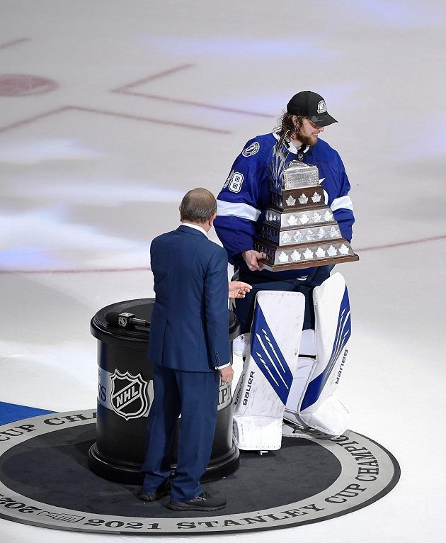 Brankář Tampy Bay Lightning Andrej Vasilevskij (88) přebírá Con Smythe trophy pro nejužitečnějšího hráče play off NHL po triumfu ve Stanley Cupu.